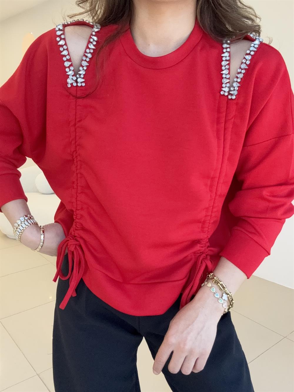 OMUZ DEKOLTELİ VE TAŞ DETAYLI SWEAT KIRMIZI