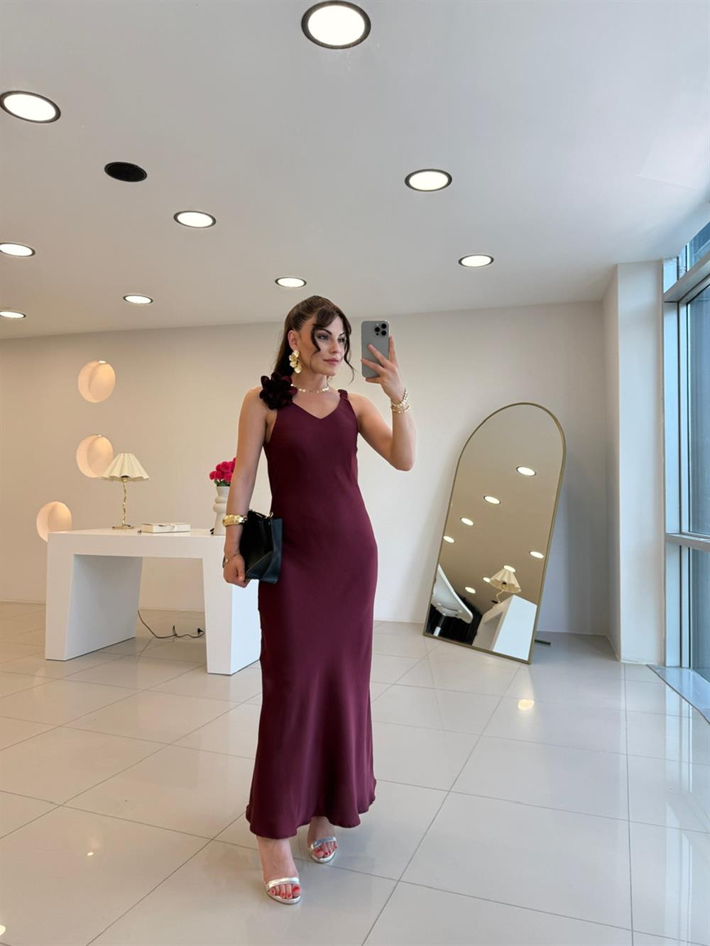 OMUZ GÜL DETAYLI SATEN ELBİSE BORDO
