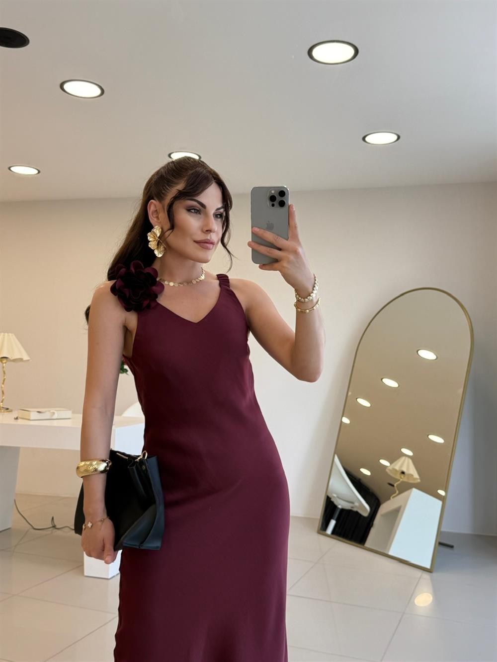 OMUZ GÜL DETAYLI SATEN ELBİSE BORDO