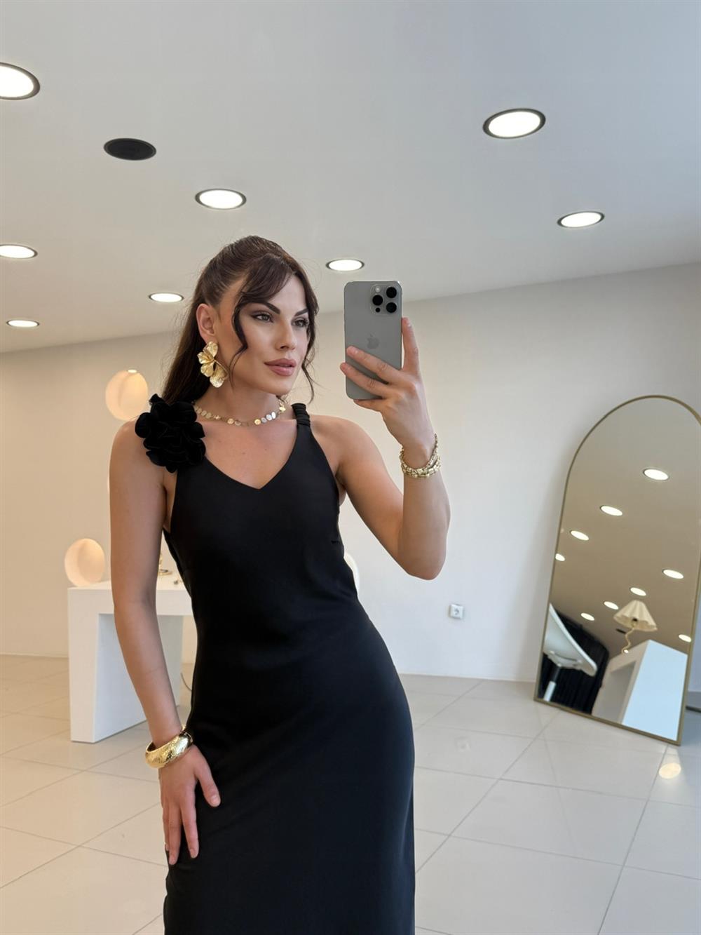 OMUZ GÜL DETAYLI SATEN ELBİSE SİYAH
