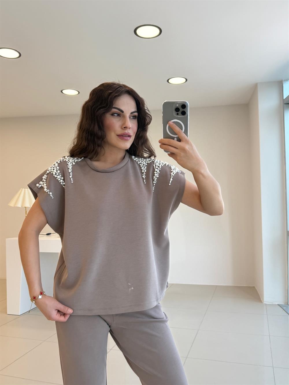 OMUZLARI İNCİ DETAYLI MODAL TAKIM KAHVE