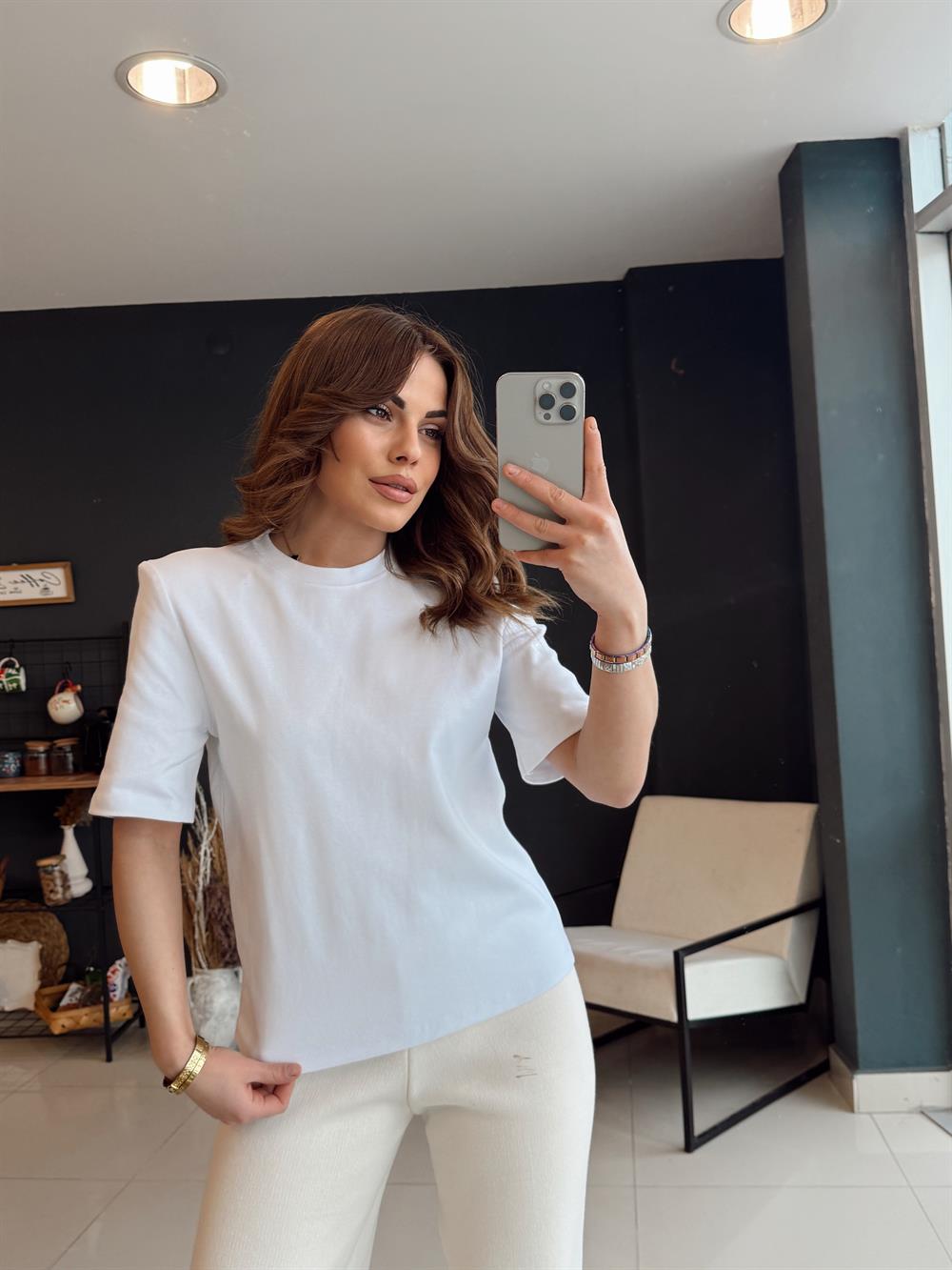 Omuzlari Vatkali Thi̇şört Beyaz