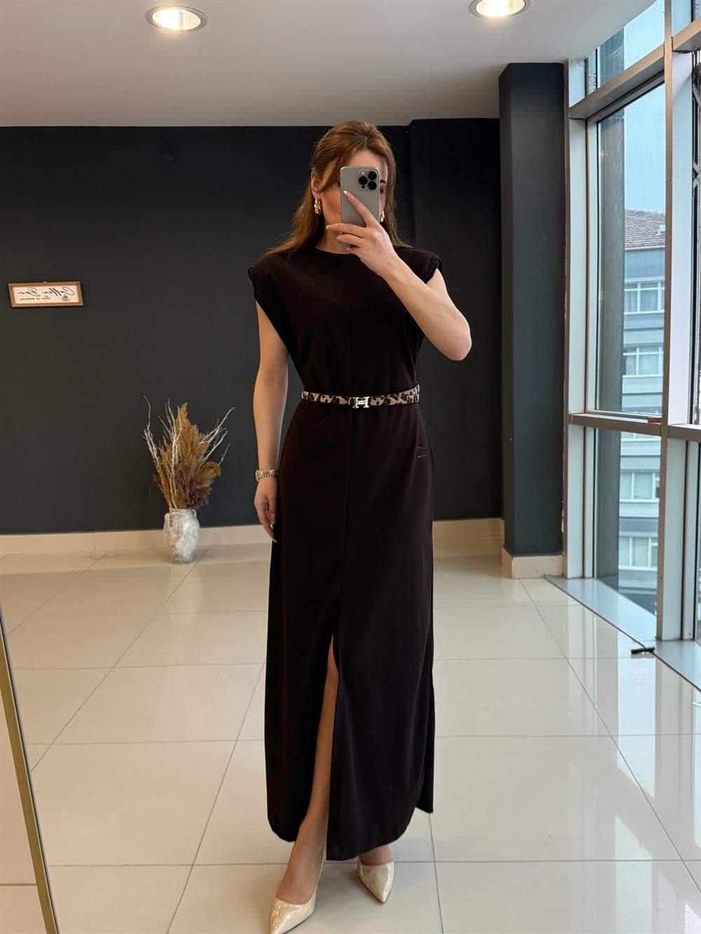 Önden Yirtmaçli Kumaş Elbi̇se Kahve