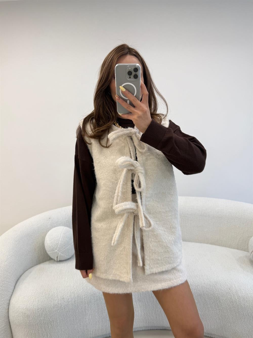 ÖNÜ BAĞLAMALI KAŞE YELEK EKRU