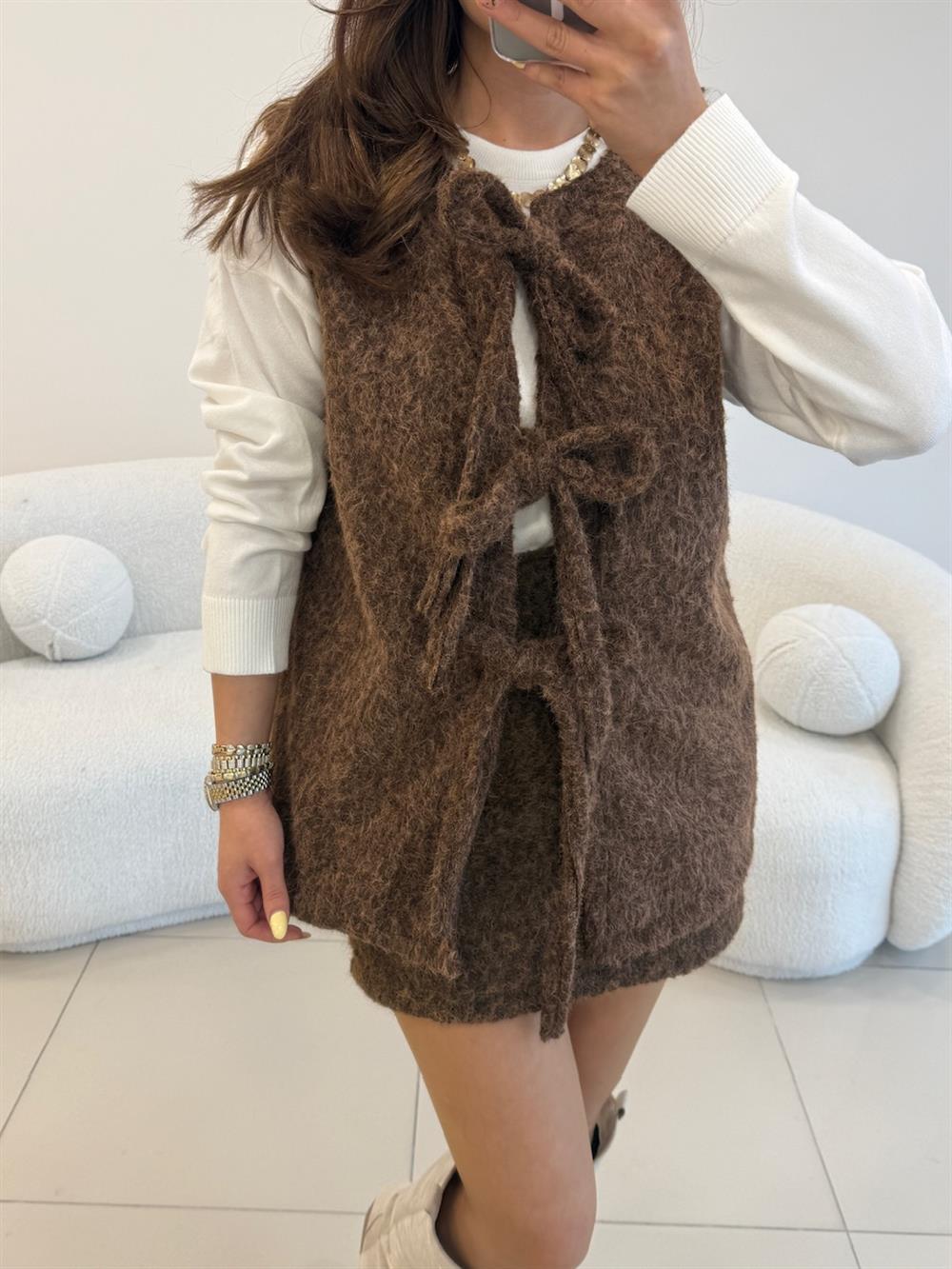 ÖNÜ BAĞLAMALI KAŞE YELEK KAHVE