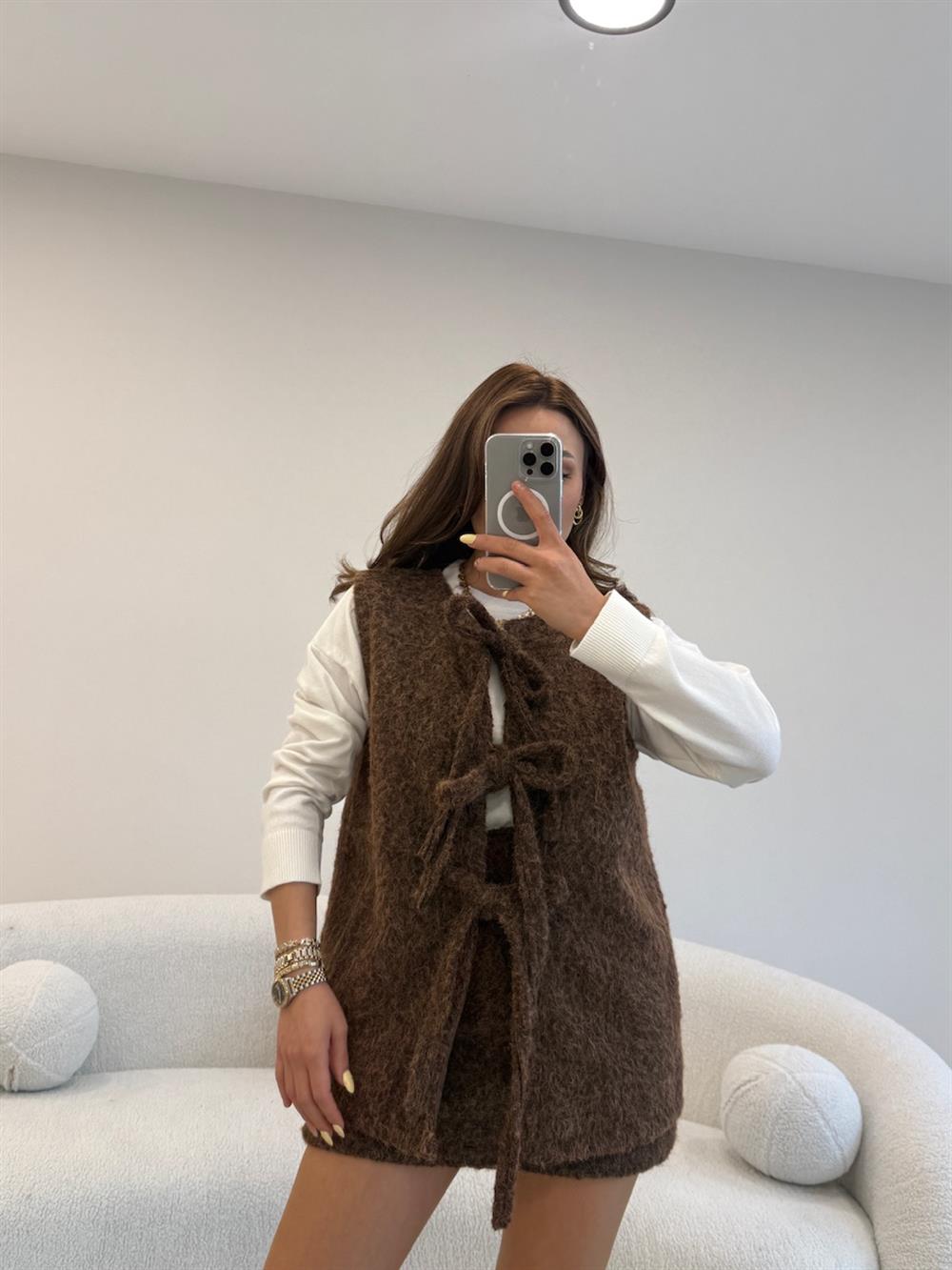 ÖNÜ BAĞLAMALI KAŞE YELEK KAHVE