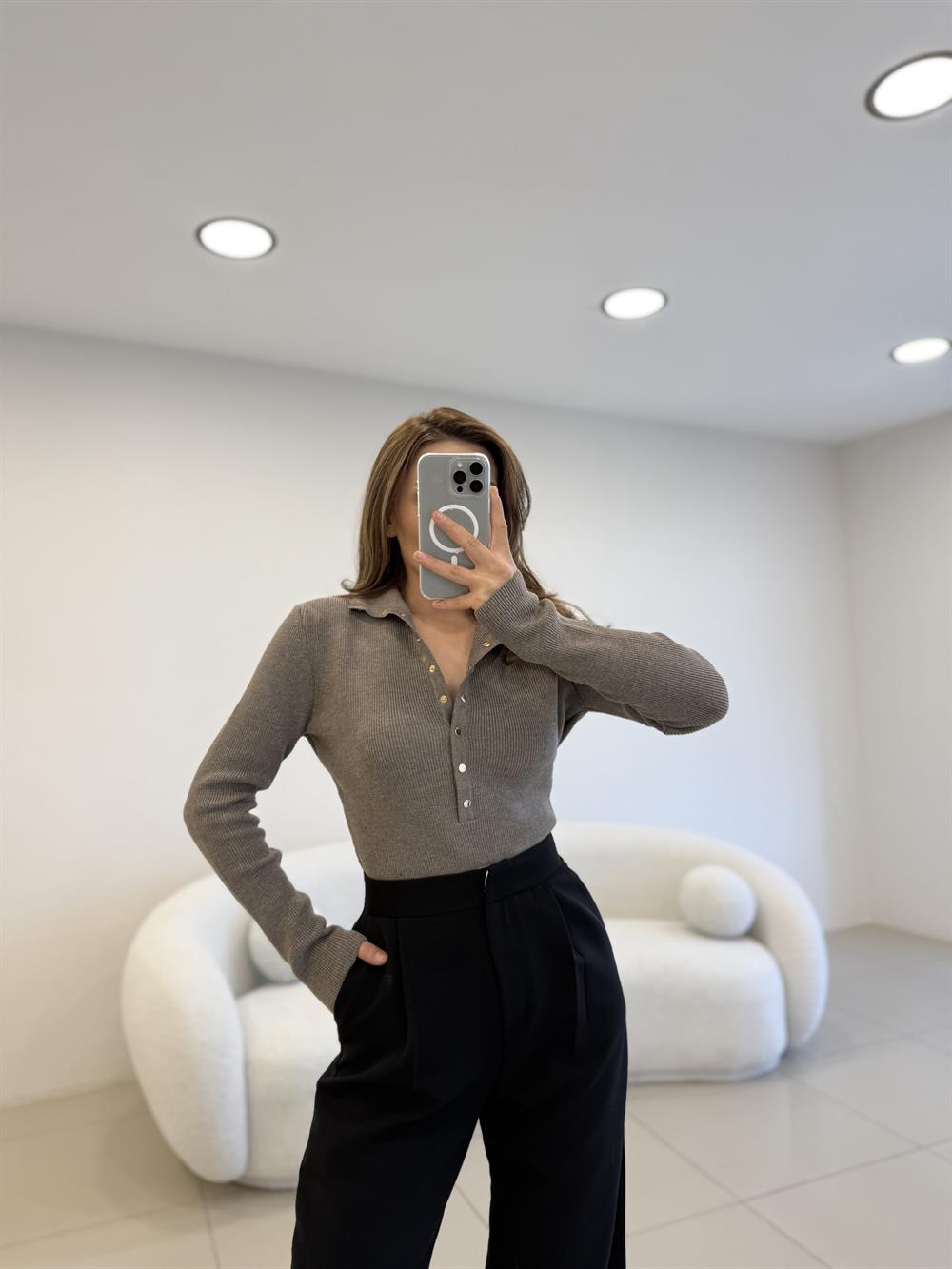 ÖNÜ ÇITLI DİK YAKA KAZAK KAHVE