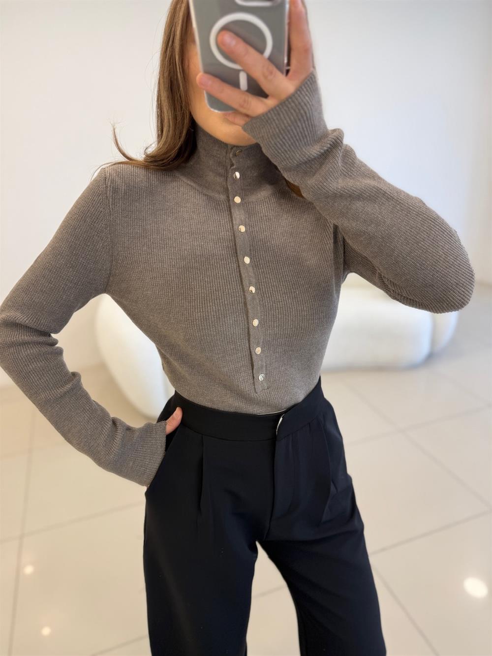 ÖNÜ ÇITLI DİK YAKA KAZAK KAHVE