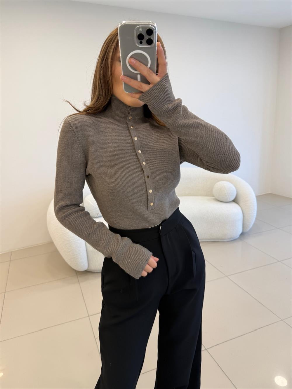 ÖNÜ ÇITLI DİK YAKA KAZAK KAHVE