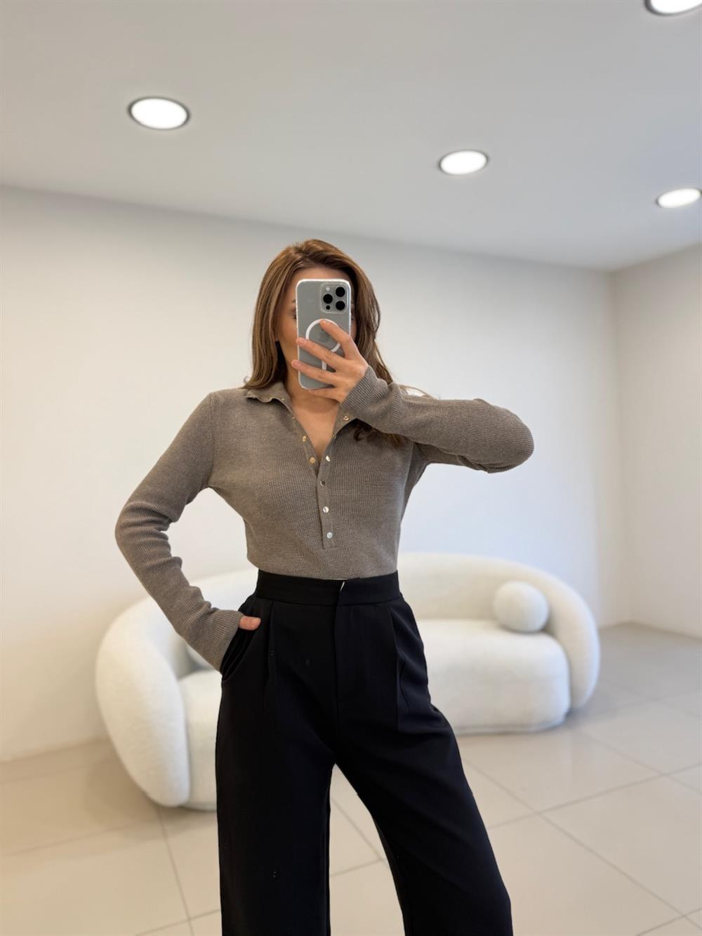 ÖNÜ ÇITLI DİK YAKA KAZAK KAHVE