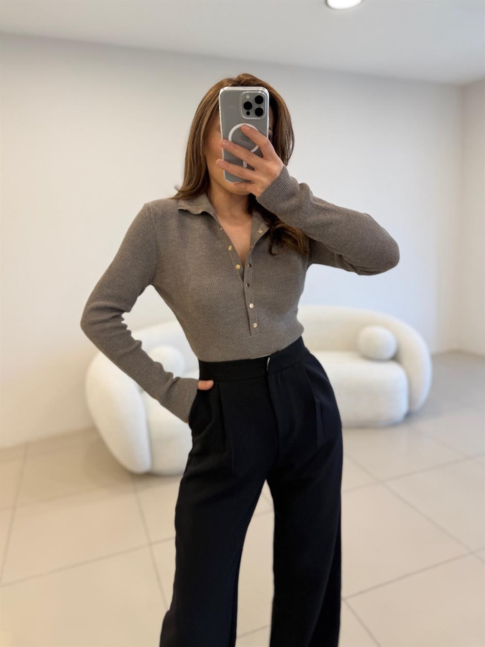 ÖNÜ ÇITLI DİK YAKA KAZAK KAHVE