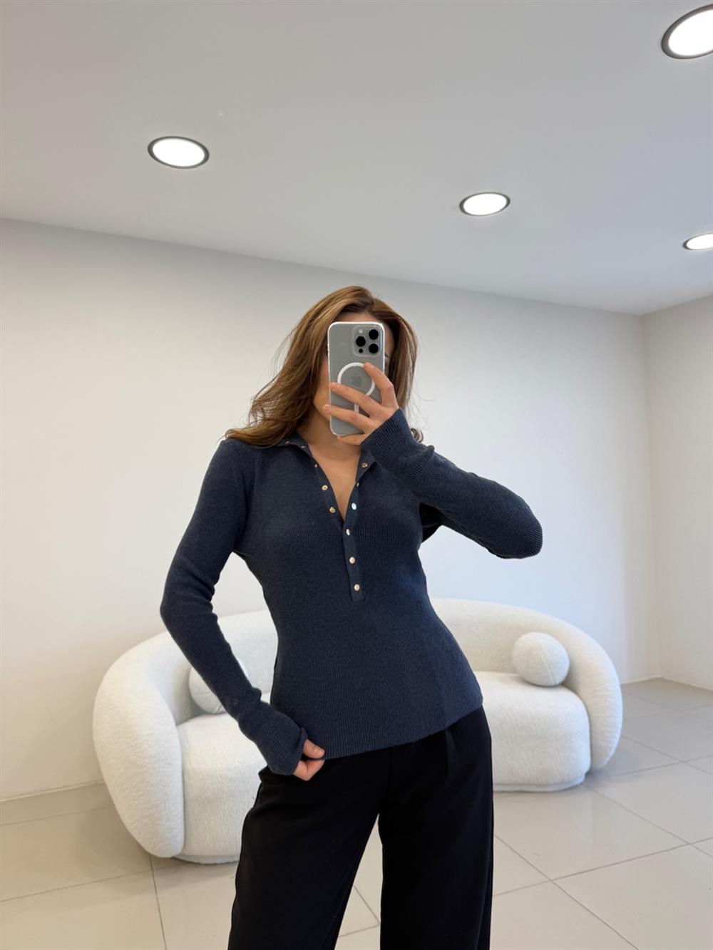 ÖNÜ ÇITLI DİK YAKA KAZAK MAVİ