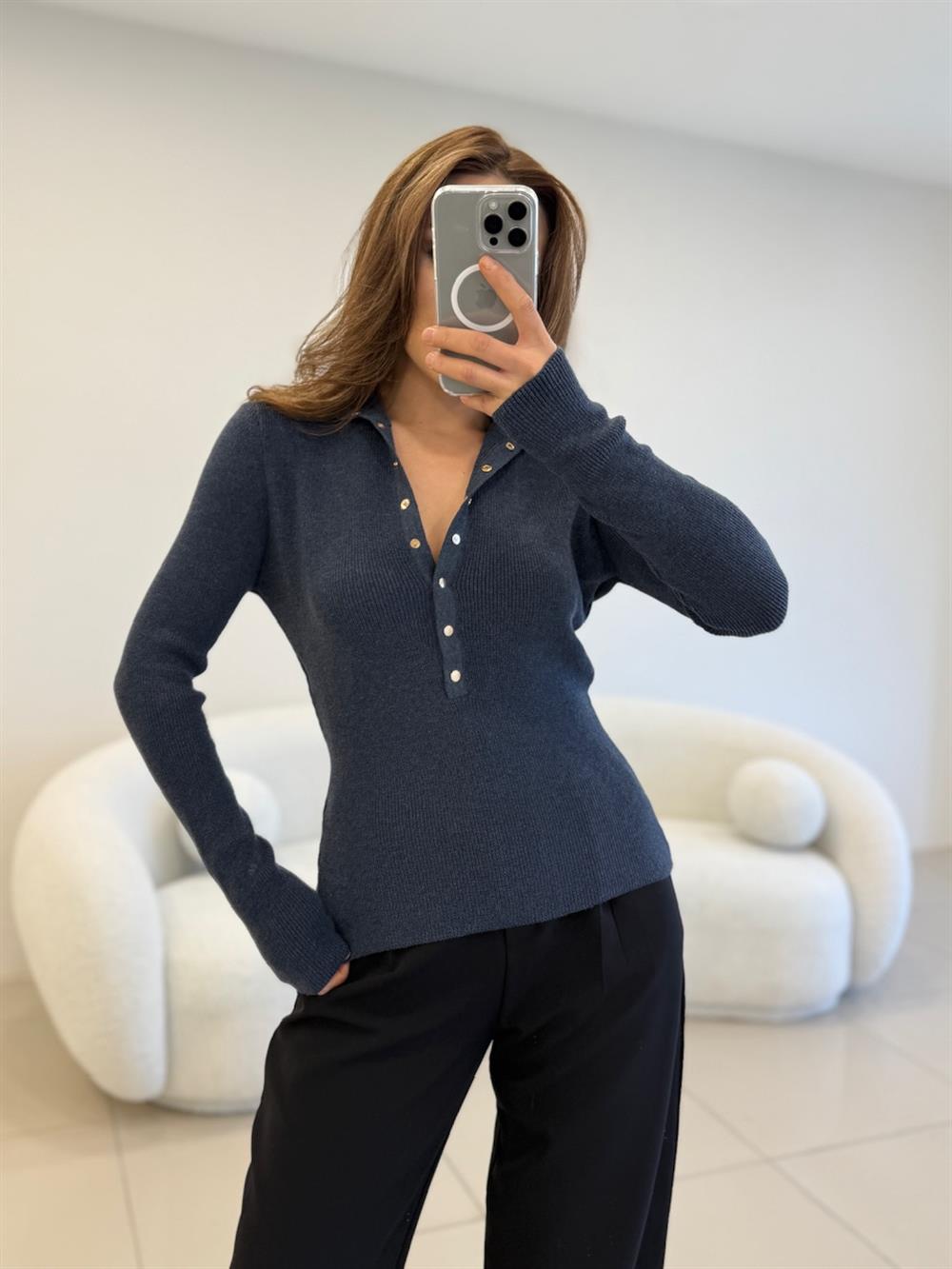 ÖNÜ ÇITLI DİK YAKA KAZAK MAVİ