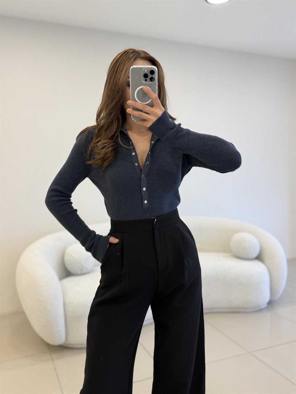 ÖNÜ ÇITLI DİK YAKA KAZAK MAVİ