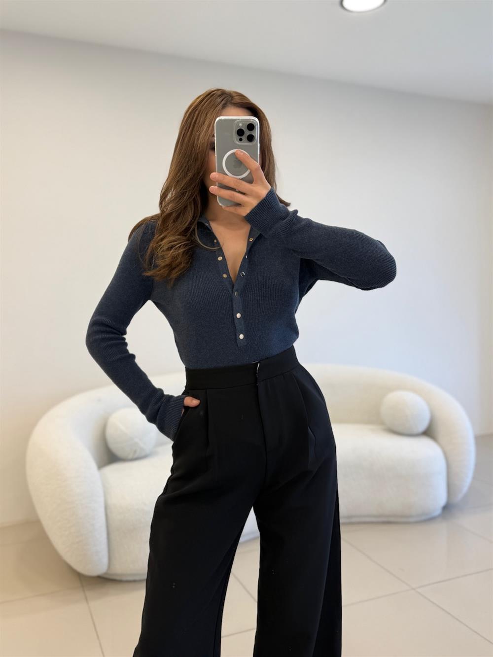 ÖNÜ ÇITLI DİK YAKA KAZAK MAVİ