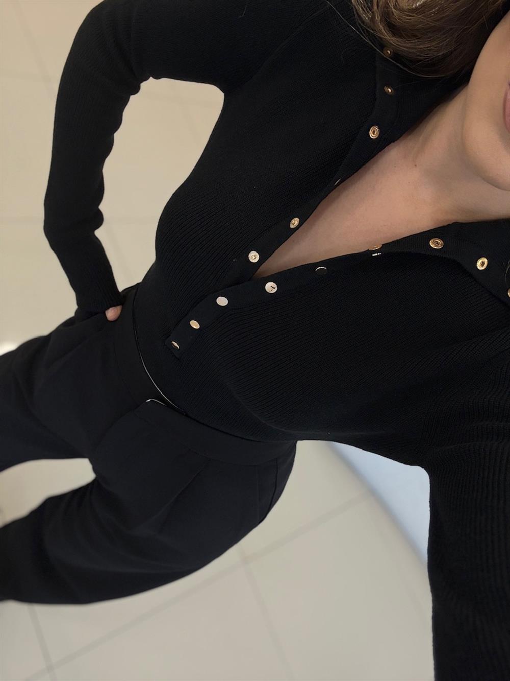 ÖNÜ ÇITLI DİK YAKA KAZAK SİYAH