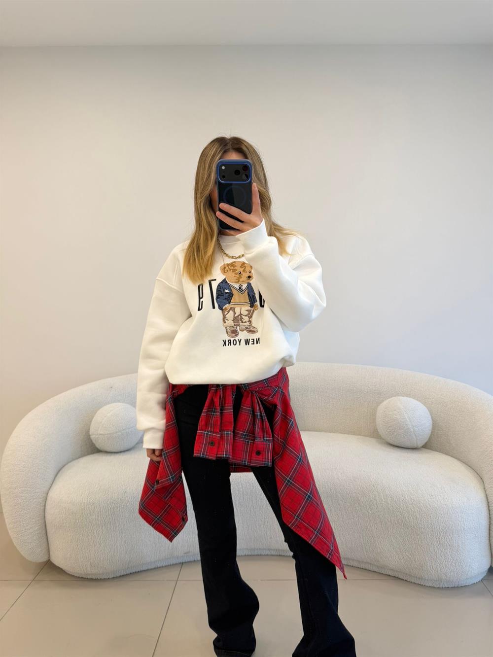 ÖNÜ RAKAM VE AYICIKLI ŞARDONLU  SWEAT BEYAZ