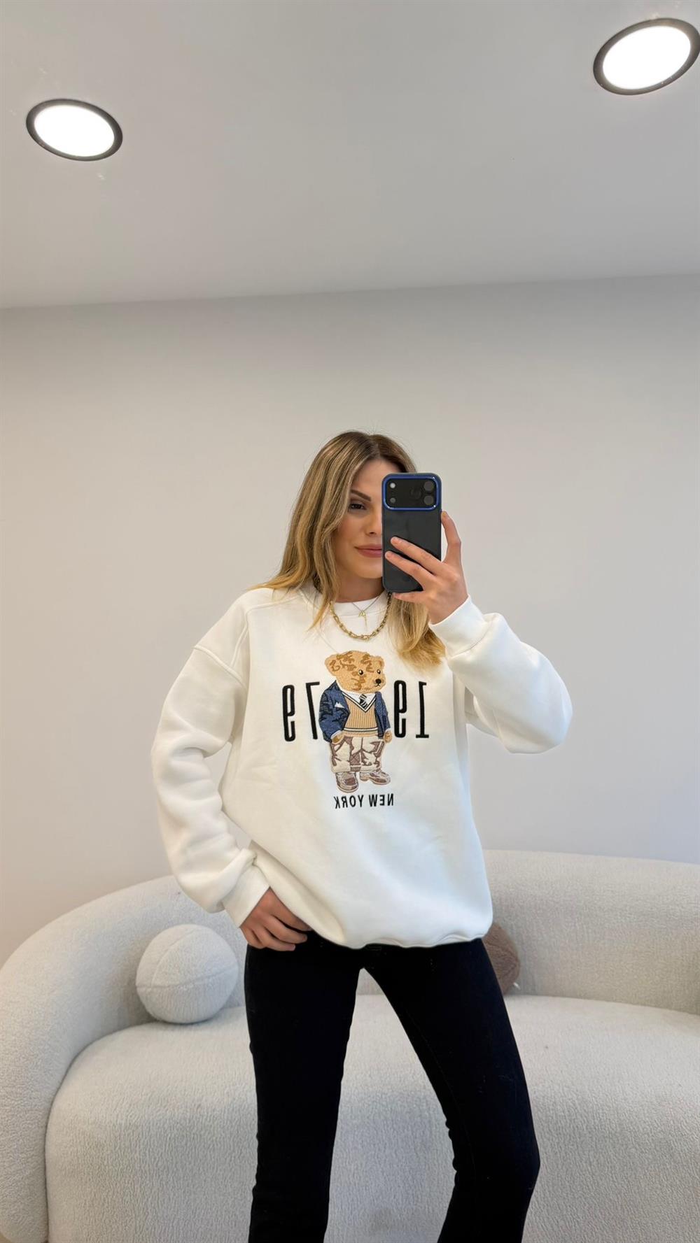 ÖNÜ RAKAM VE AYICIKLI ŞARDONLU  SWEAT BEYAZ