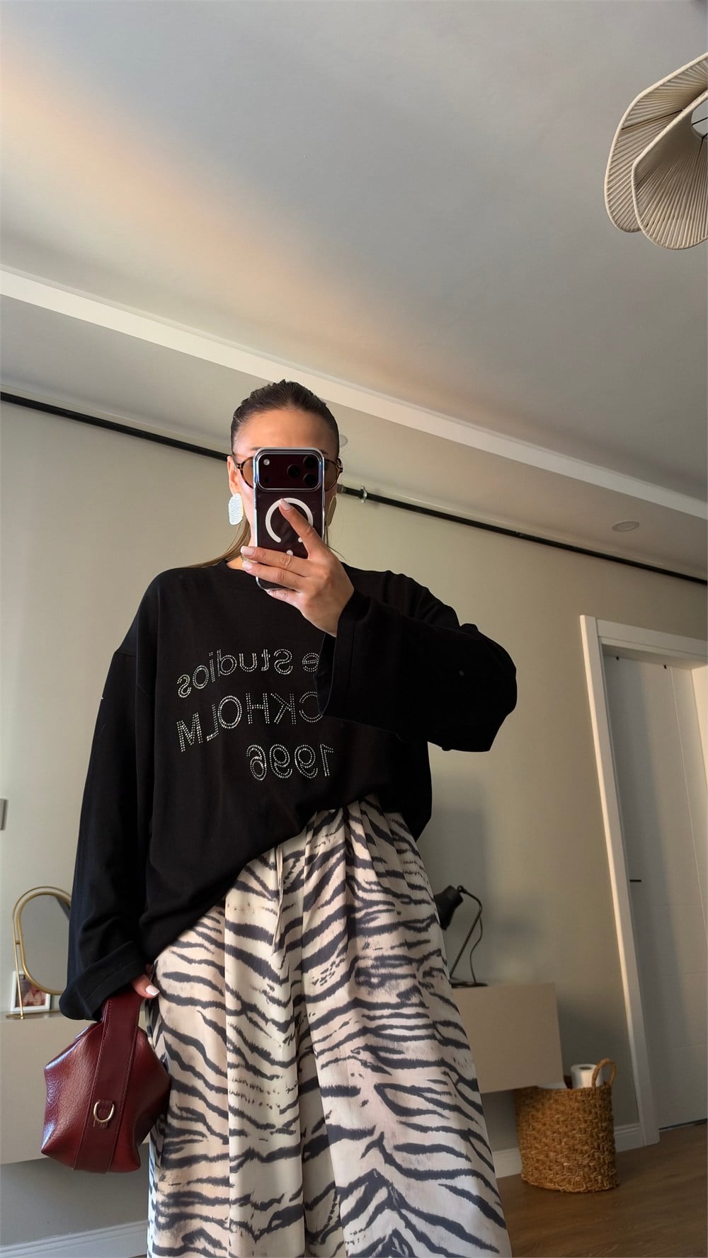 Önü Taş Detaylı Düşük Omuz Oversize Triko Bluz Siyah