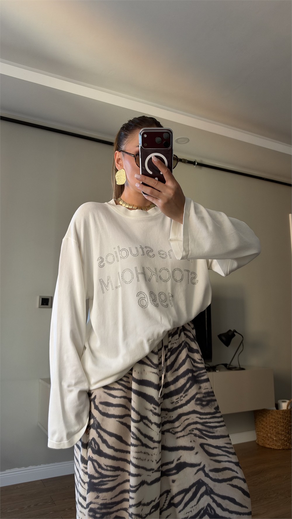 Önü Taş Detaylı Düşük Omuz Oversize Triko Bluz Beyaz