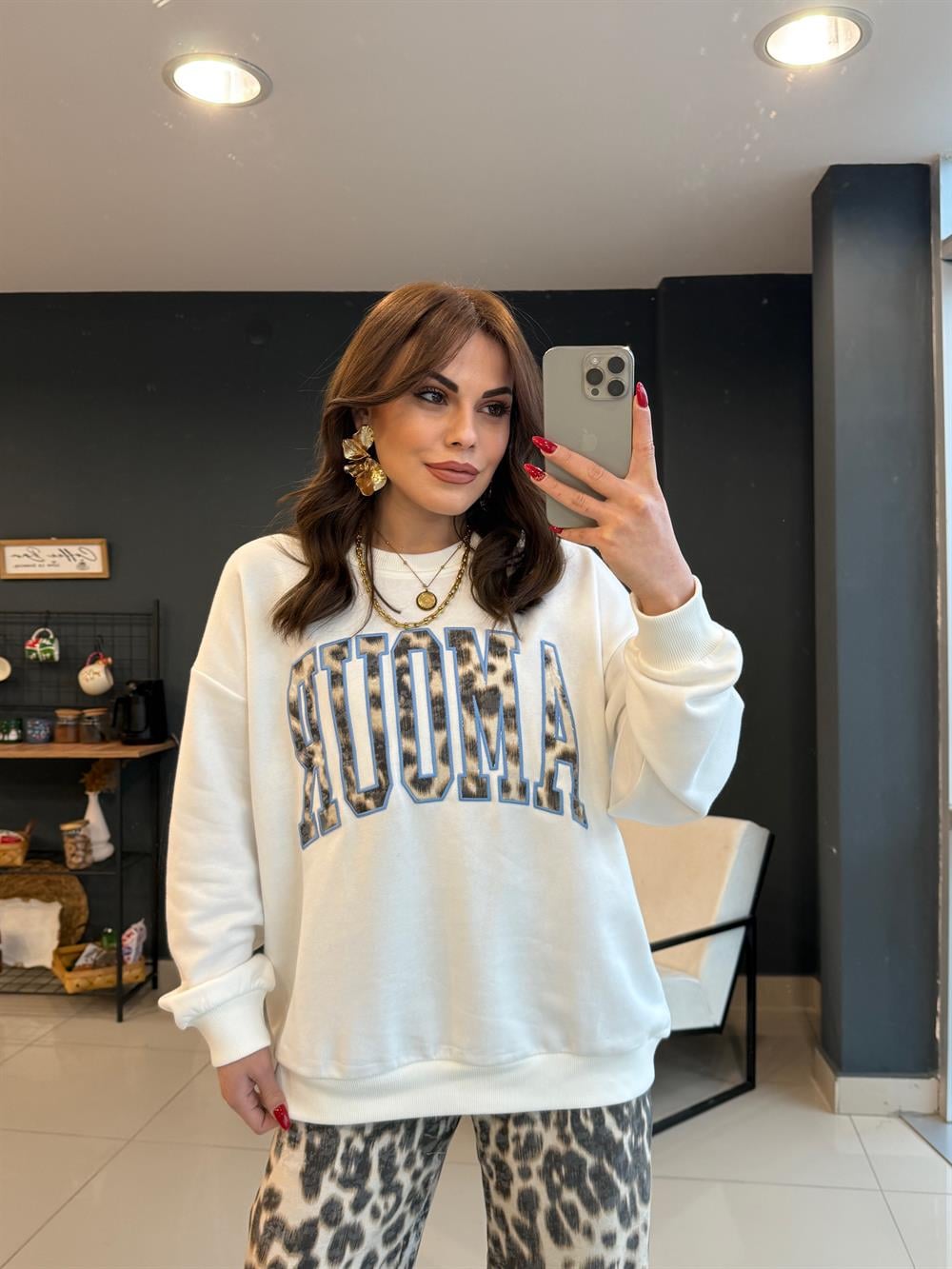 Önü Yazi Detayli Şardonsuz Sweatshi̇rt