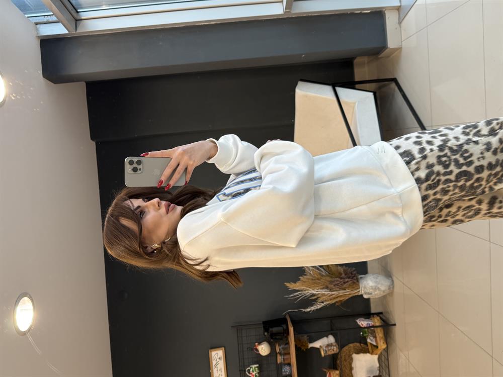 Önü Yazi Detayli Şardonsuz Sweatshi̇rt