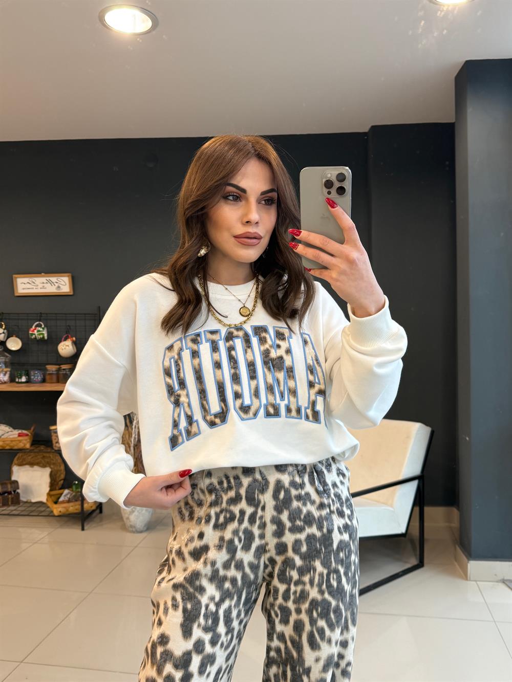 Önü Yazi Detayli Şardonsuz Sweatshi̇rt