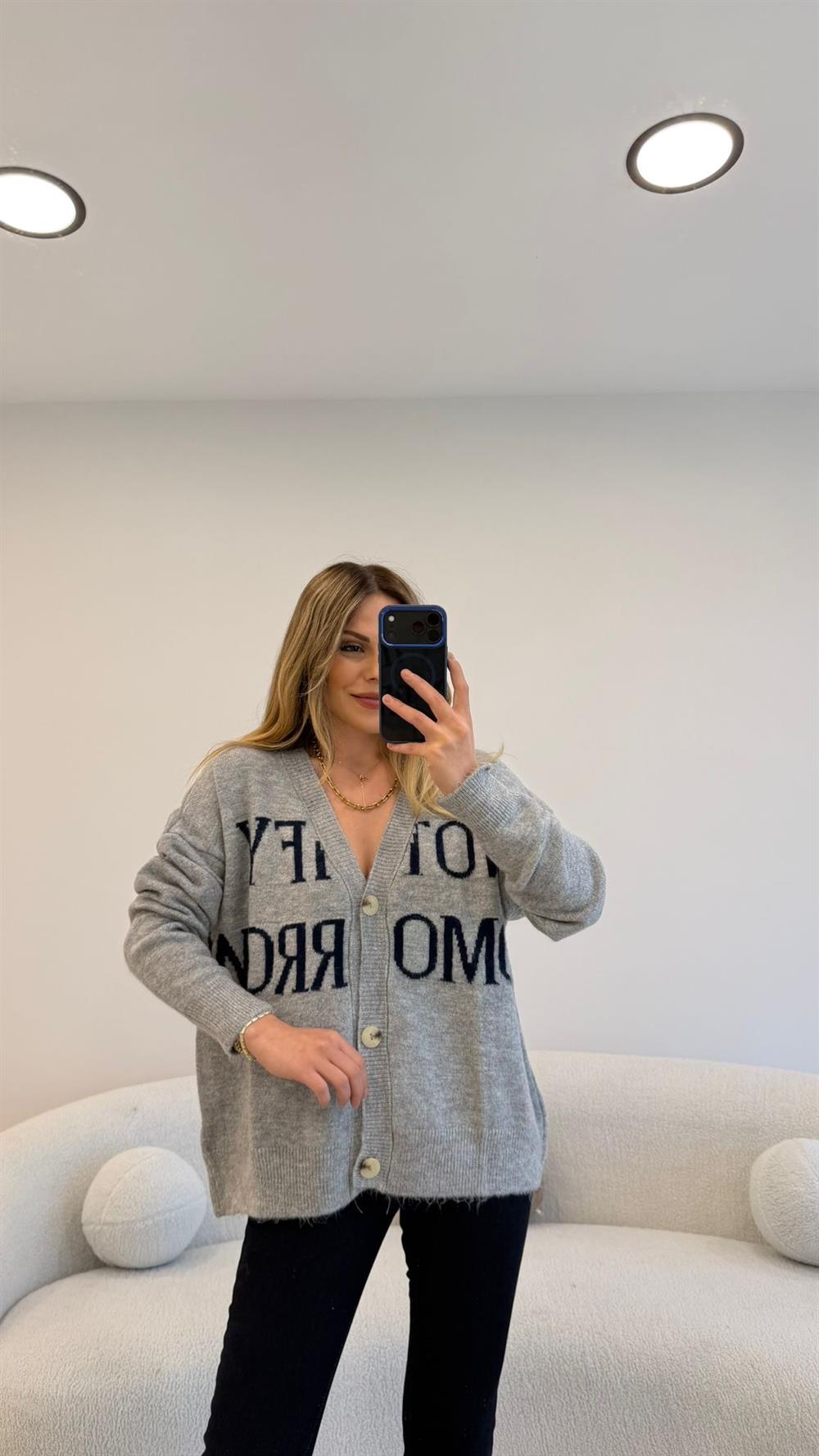 ÖNÜ YAZILI GRİ YÜN HIRKA