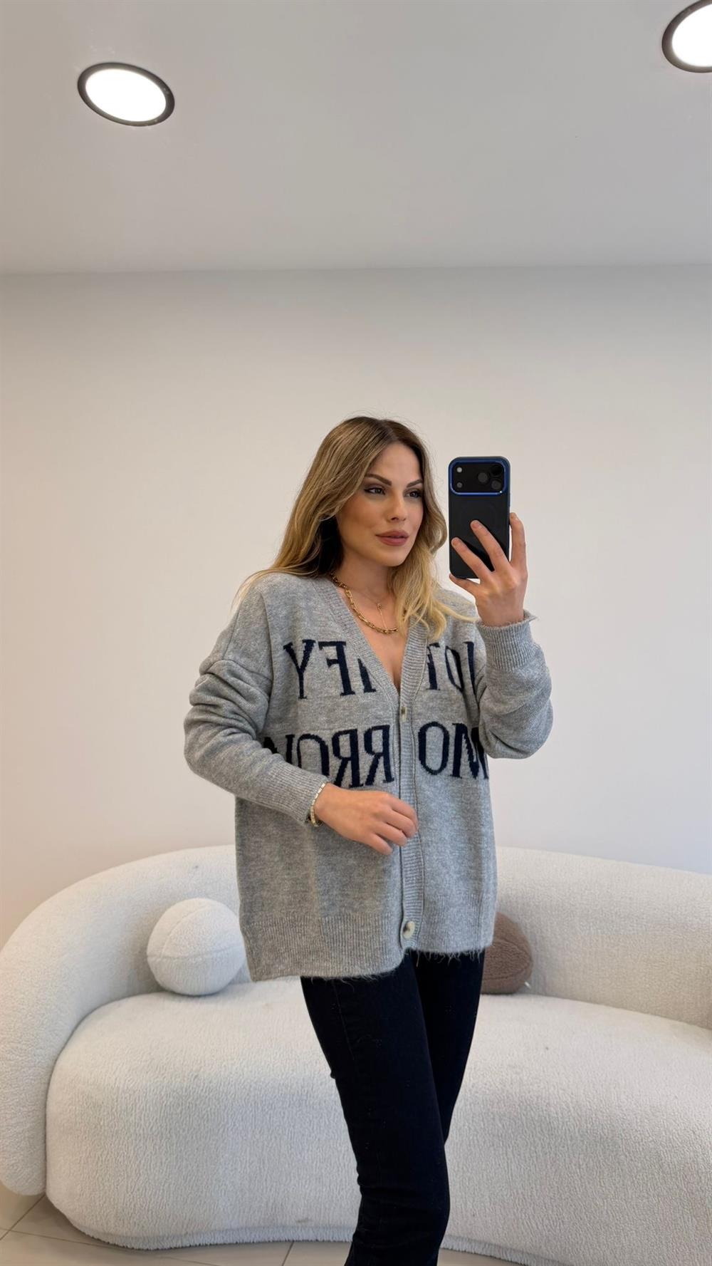 ÖNÜ YAZILI GRİ YÜN HIRKA