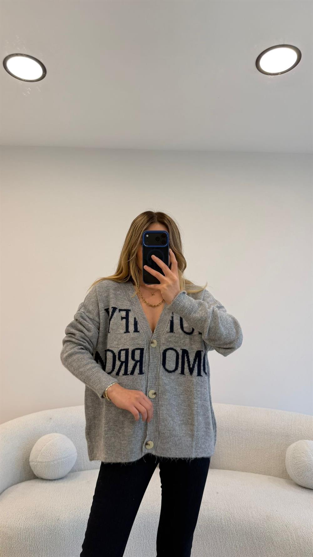 ÖNÜ YAZILI GRİ YÜN HIRKA