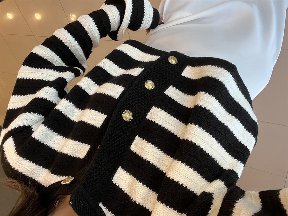 Çi̇zgi̇li̇ Hirka Si̇yah