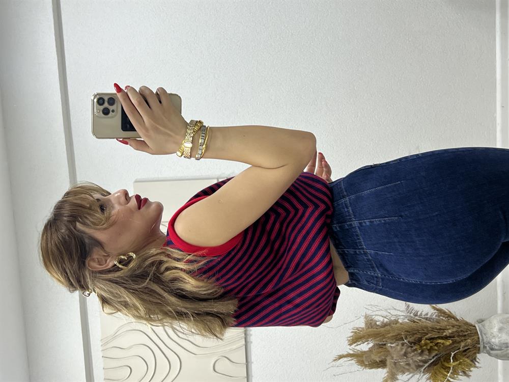 Gold Düğmeli̇ Tasarim Yelek