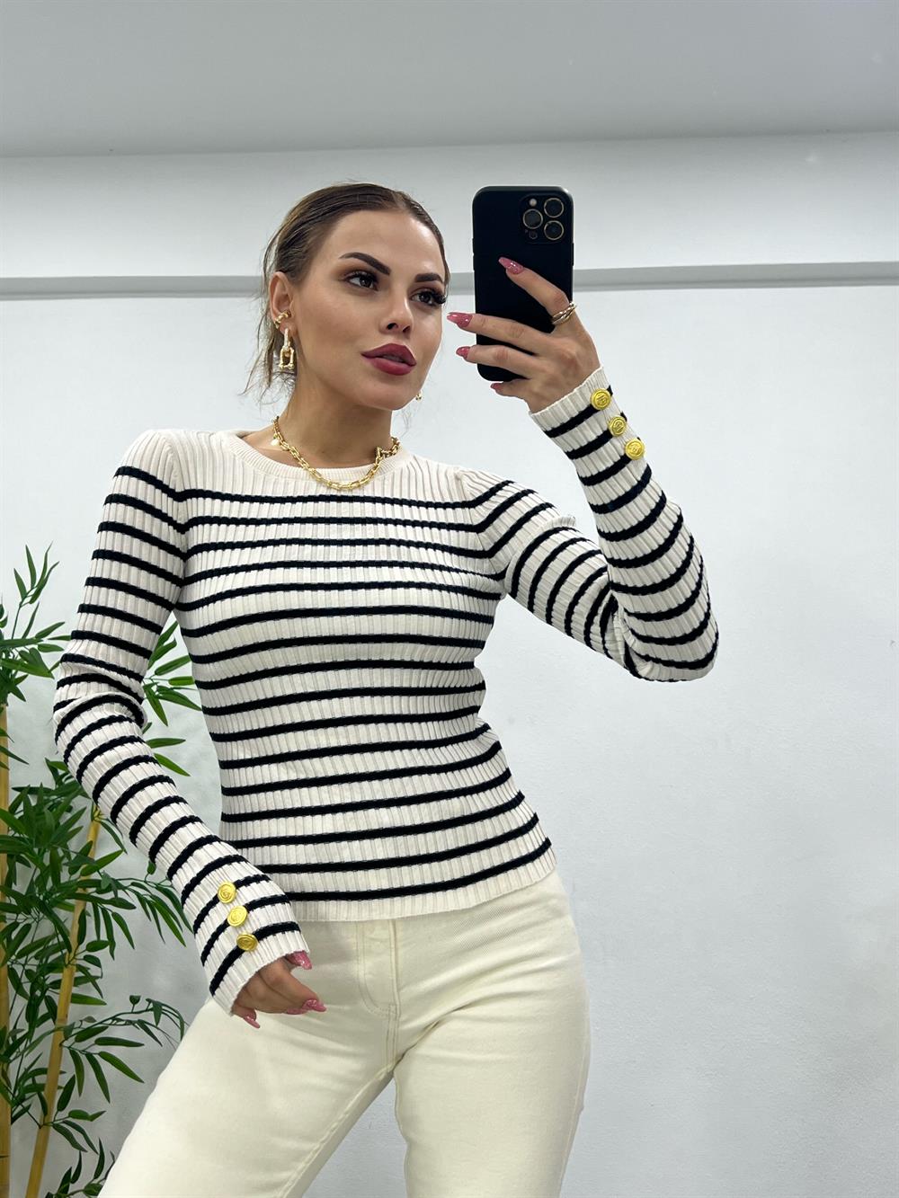 Kollari Gold Düğmeli̇ Tri̇ko Beyaz Si̇yah