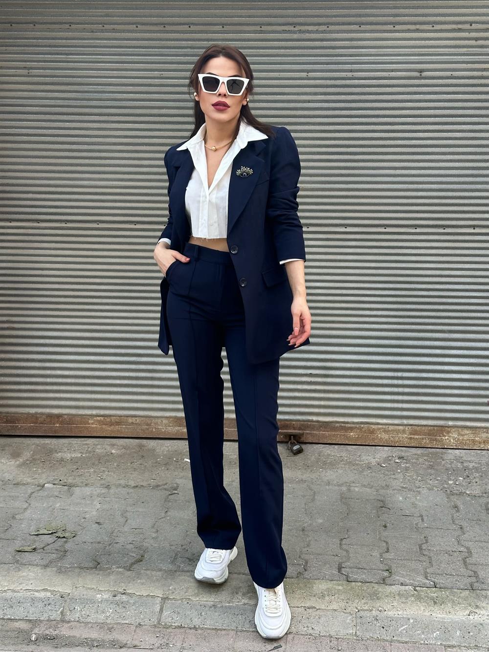 Rozet Detaylı Laci̇vert Takim