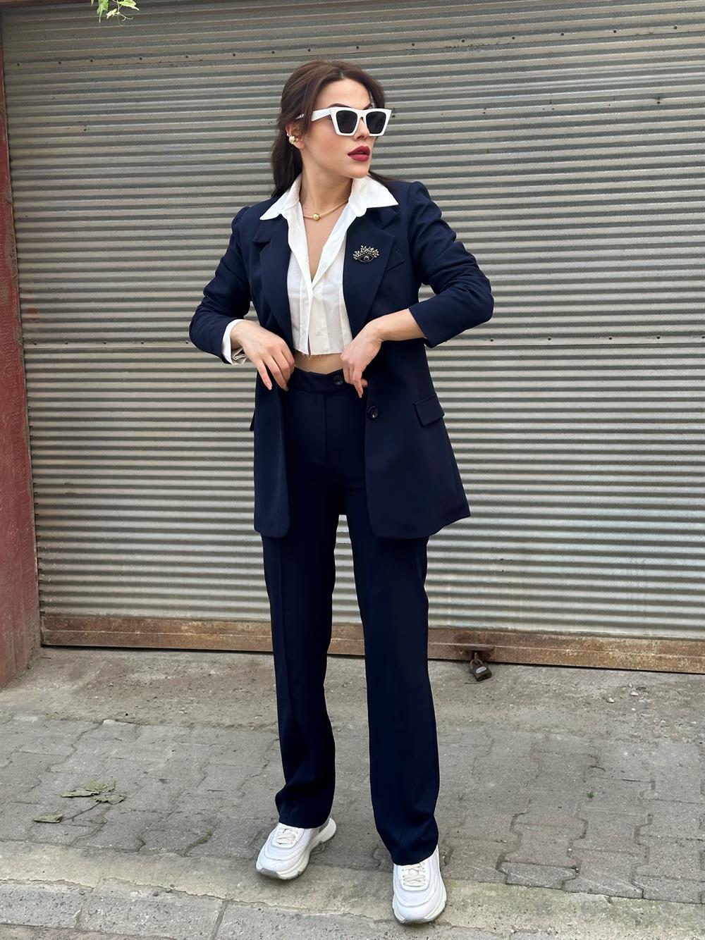 Rozet Detaylı Laci̇vert Takim