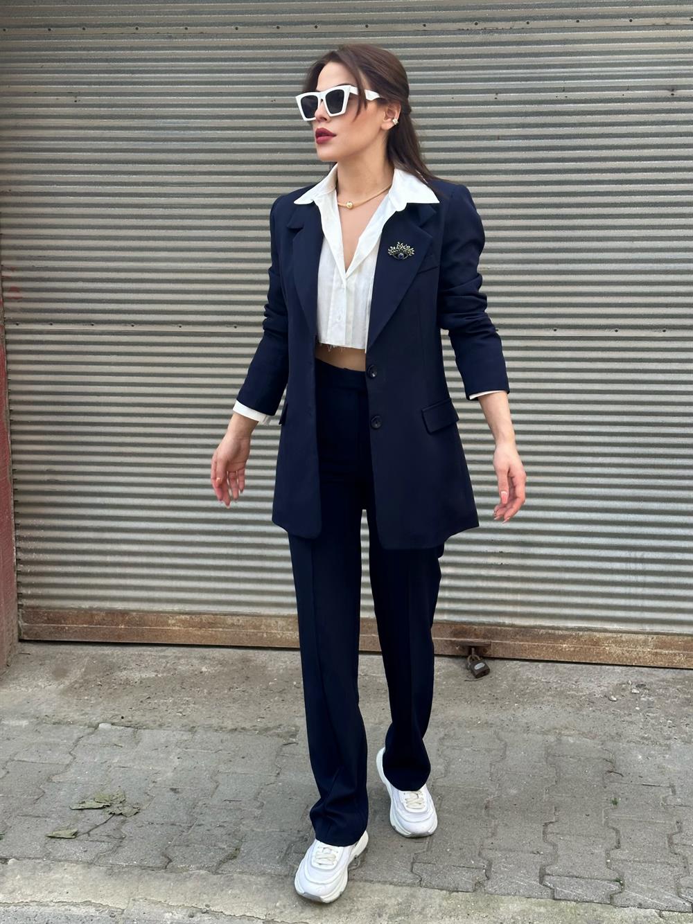 Rozet Detaylı Laci̇vert Takim