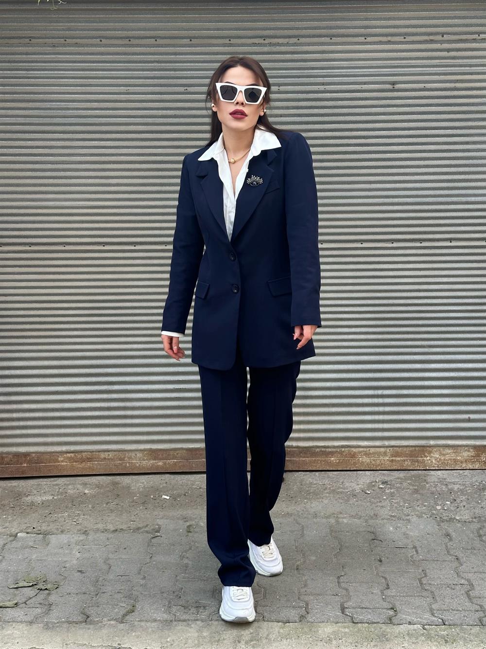 Rozet Detaylı Laci̇vert Takim