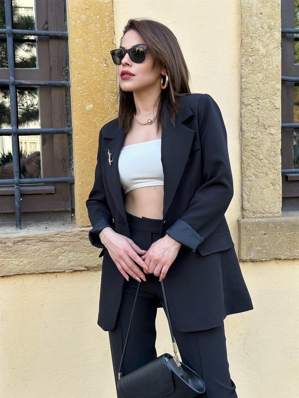 Rozet Detaylı Si̇yah Takim