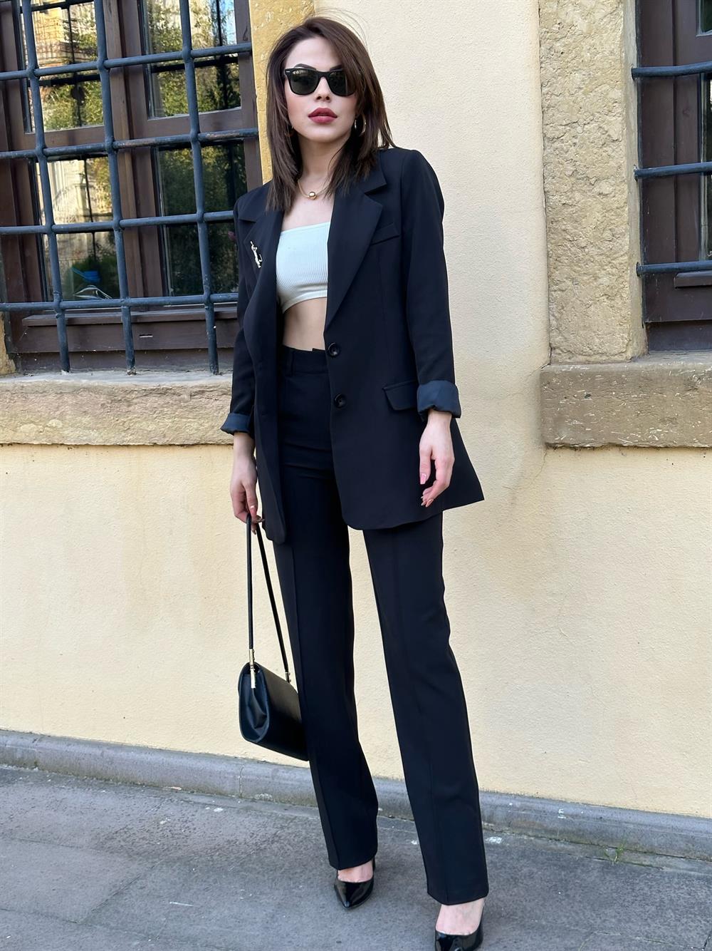 Rozet Detaylı Si̇yah Takim