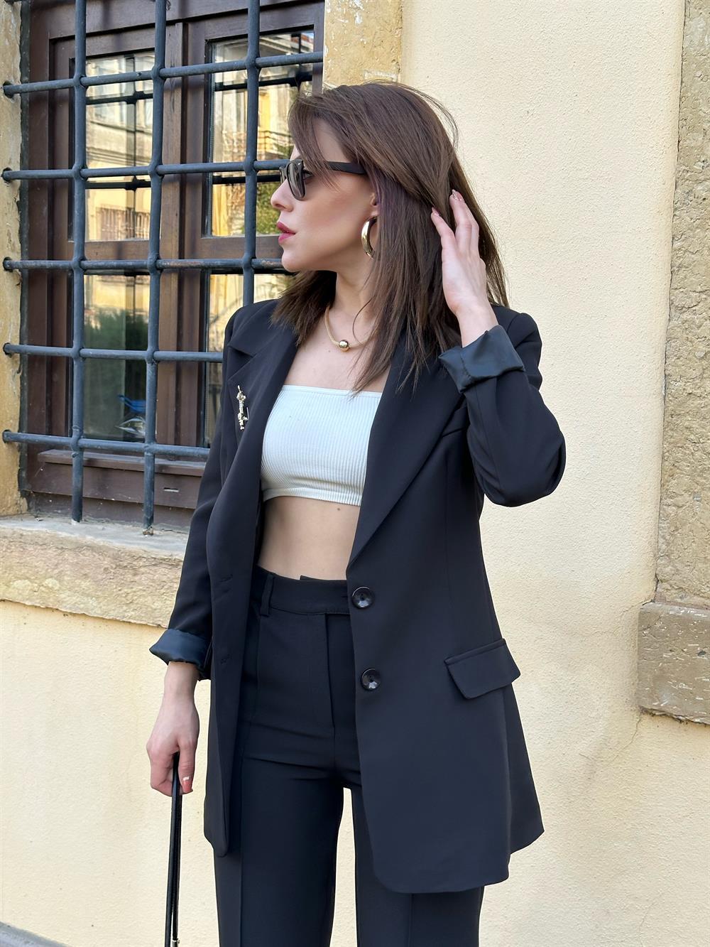 Rozet Detaylı Si̇yah Takim