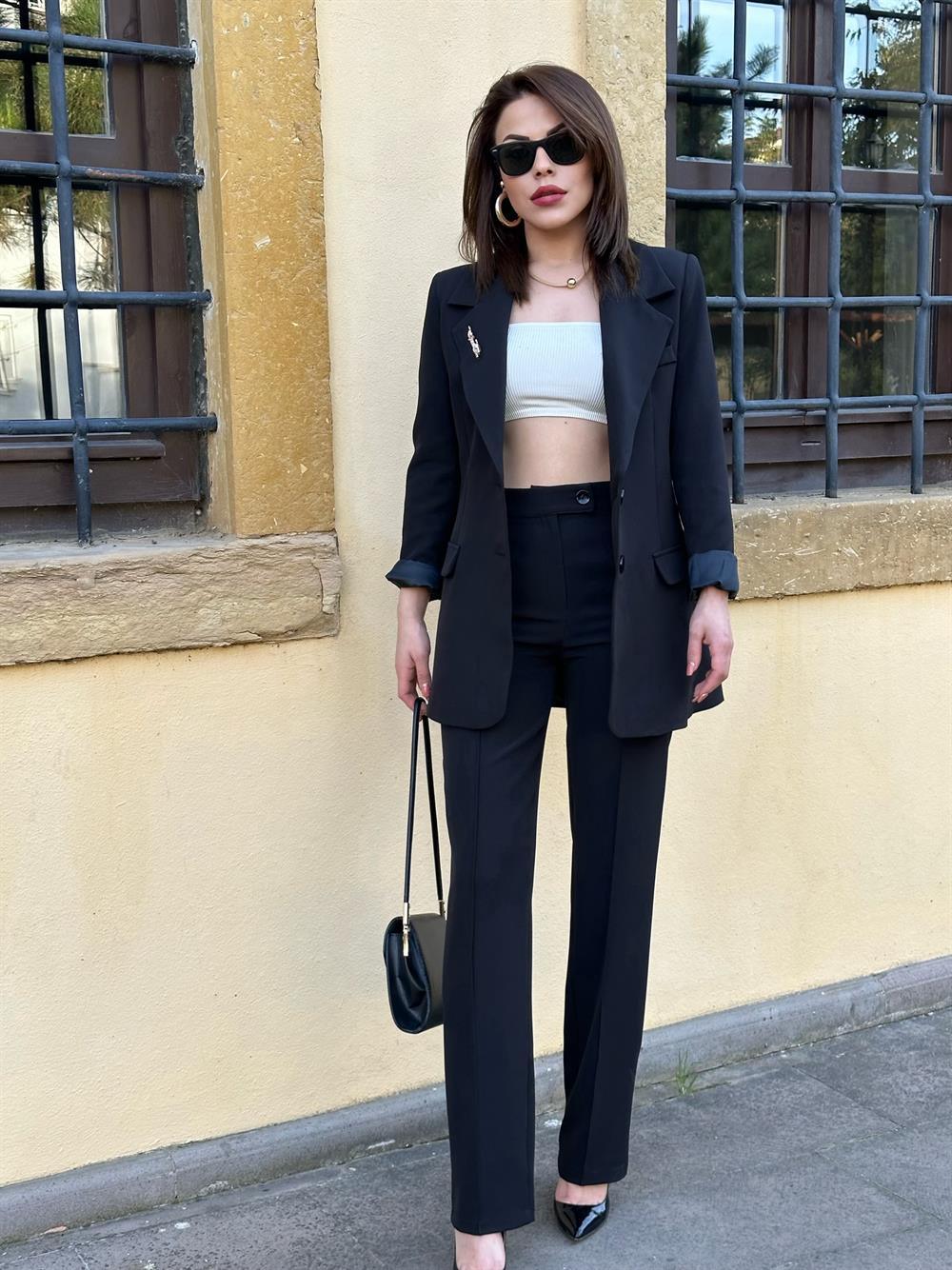 Rozet Detaylı Si̇yah Takim