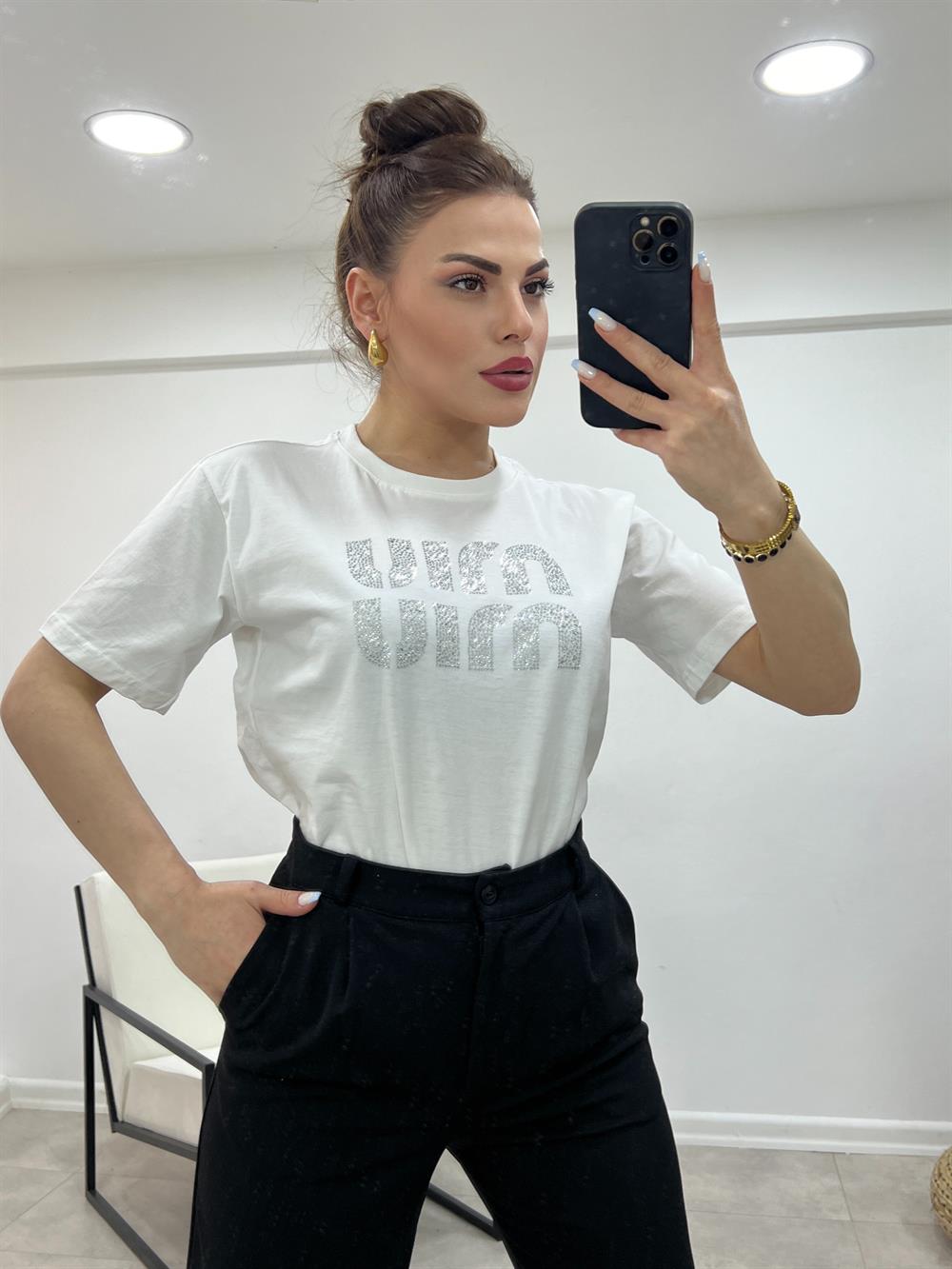 Taşli Yazılı Beyaz Tshi̇rt