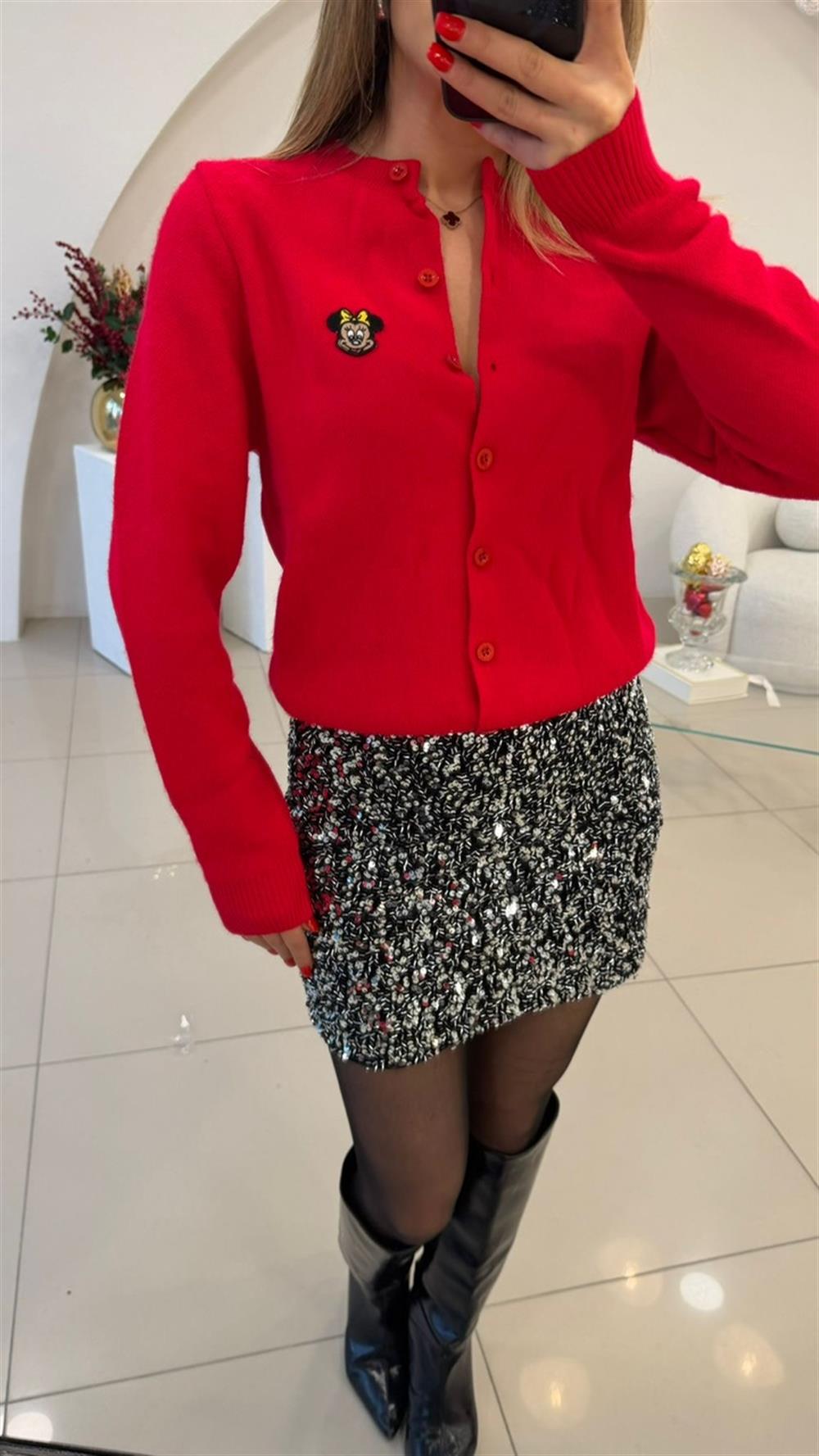 ÖZEL SERİ İŞLEMELİ KIRMIZI HIRKA