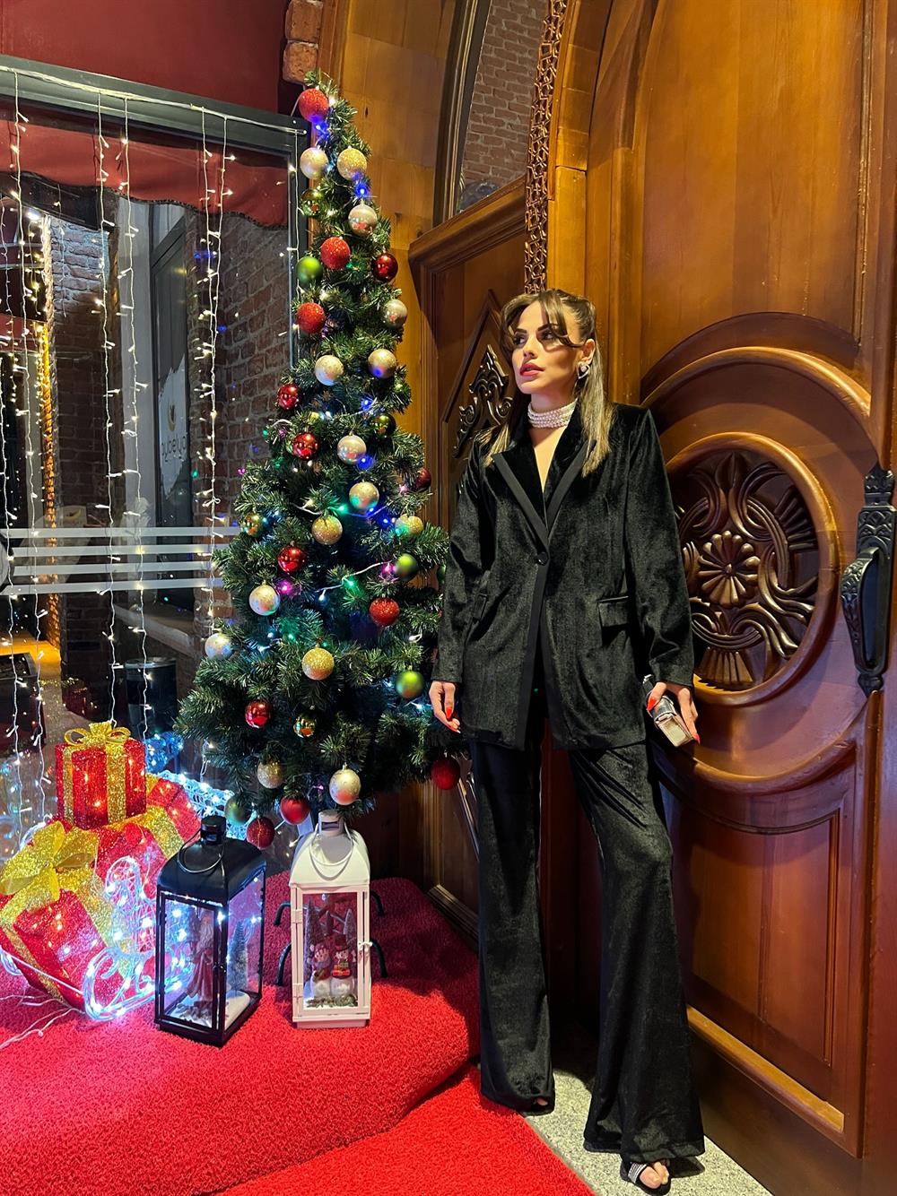 Özel Seri̇ Kadi̇fe Takim Si̇yah