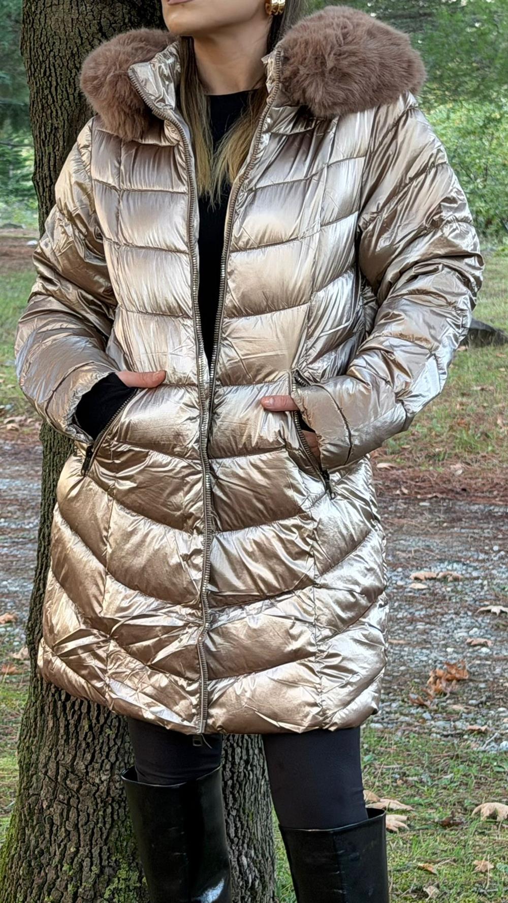 ÖZEL SERİ KÜRK KAPŞONLU PARLAK ŞİŞME MONT GOLD