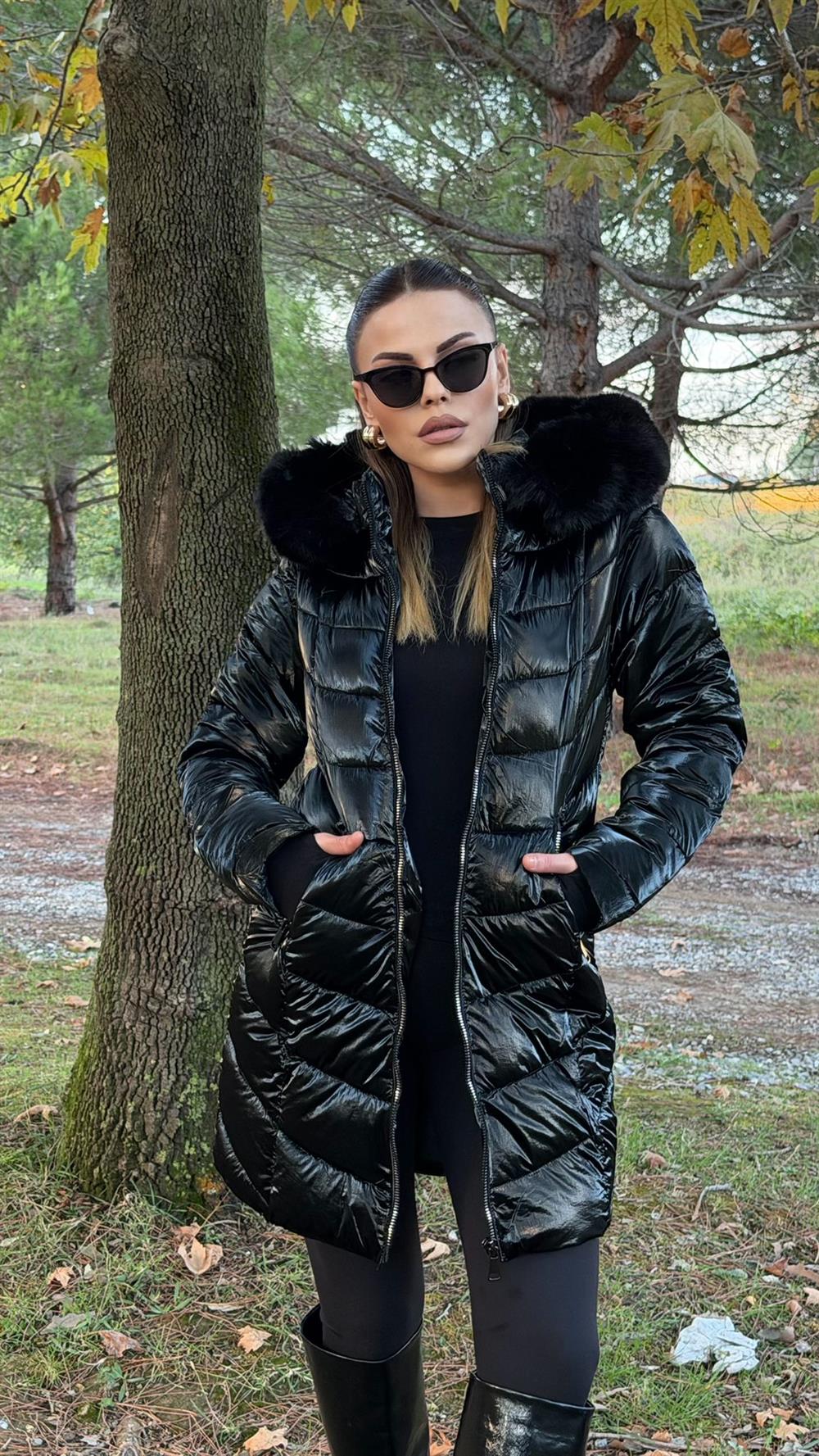 ÖZEL SERİ KÜRK KAPŞONLU PARLAK ŞİŞME MONT SİYAH