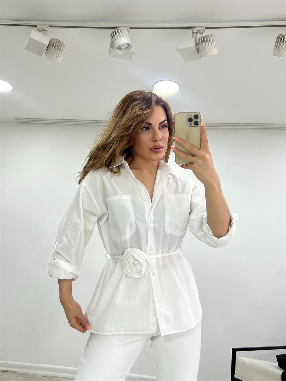 Popli̇n Gül Detayli Beyaz Gömlek