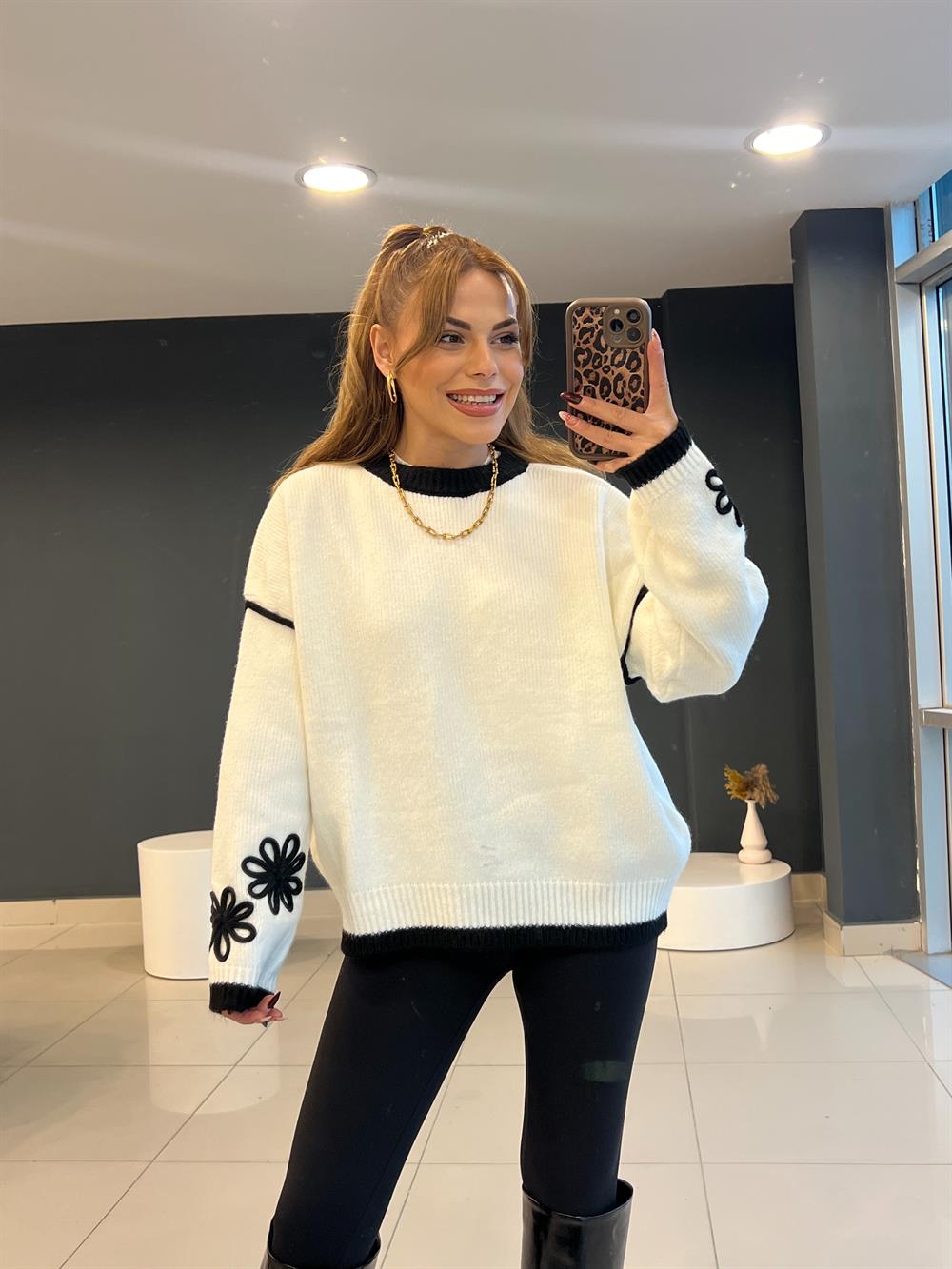 Premi̇um Kollari Çi̇çek İşlemeli̇ Kazak Ekru