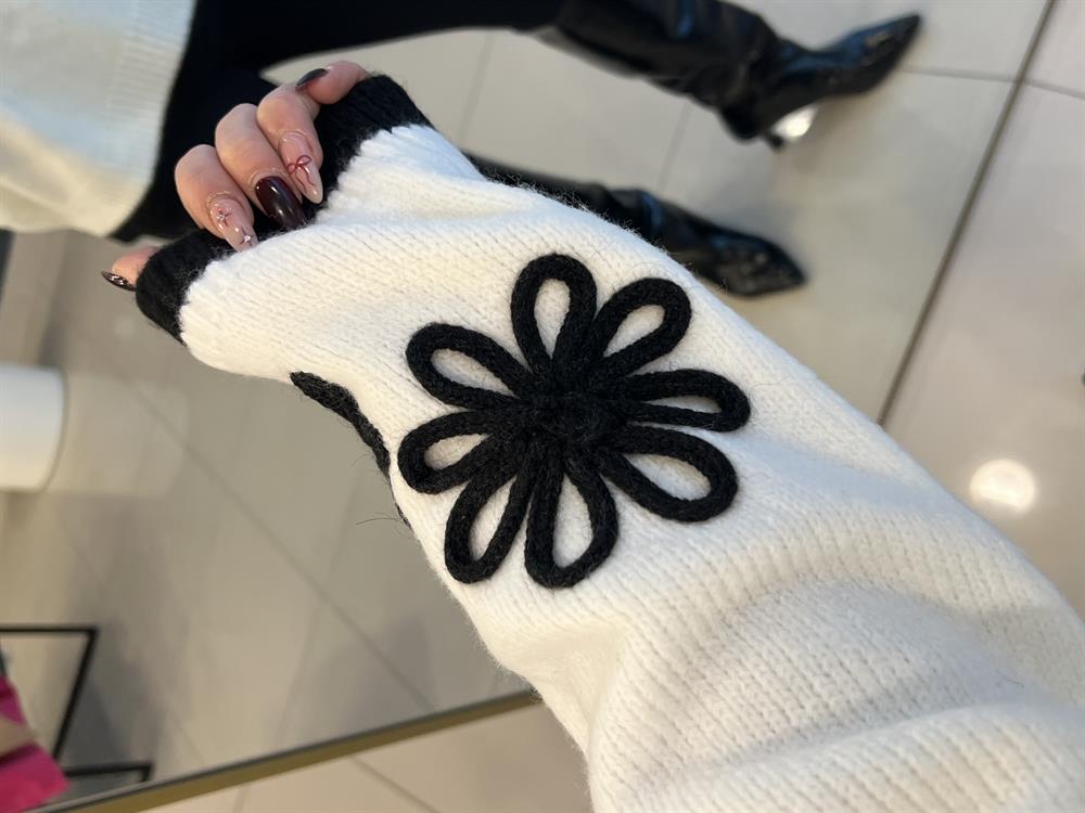 Premi̇um Kollari Çi̇çek İşlemeli̇ Kazak Ekru