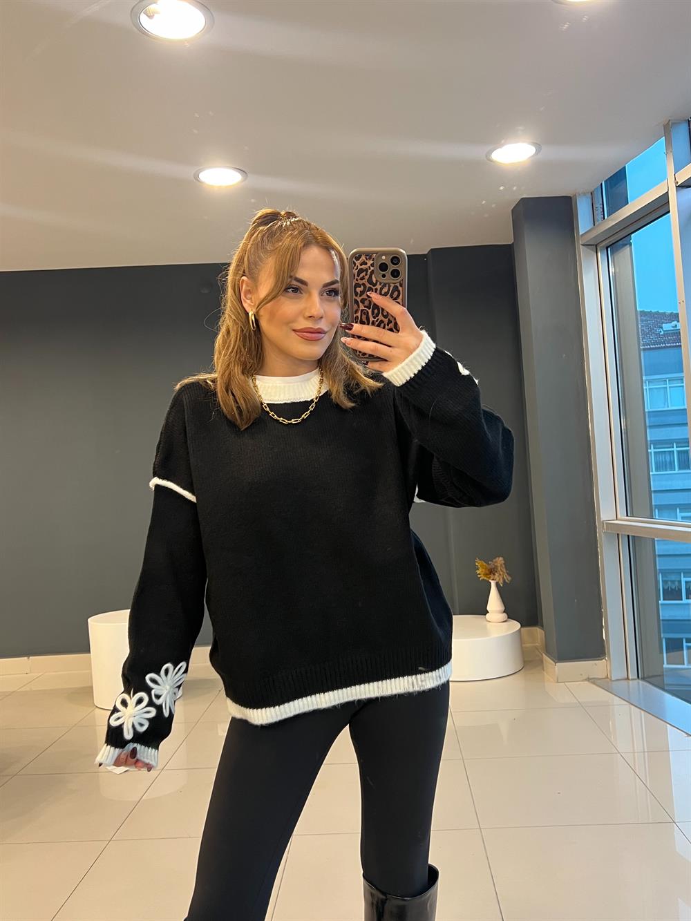 Premi̇um Kollari Çi̇çek İşlemeli̇ Kazak Si̇yah